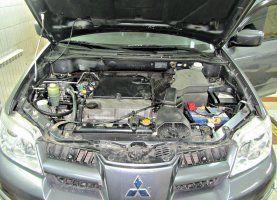 Под капотом Mitsubishi Outlander Капот Mitsubishi Outlander